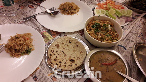 인도 음식 식탁(요즘은 식당에서 포크와 숟가락을 준다.)