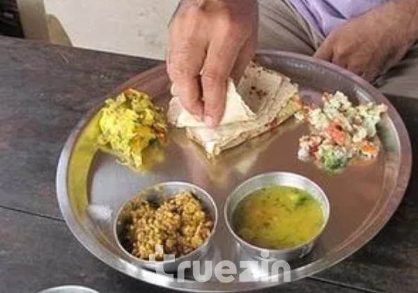 손으로 식사하는 인도 식사 문화