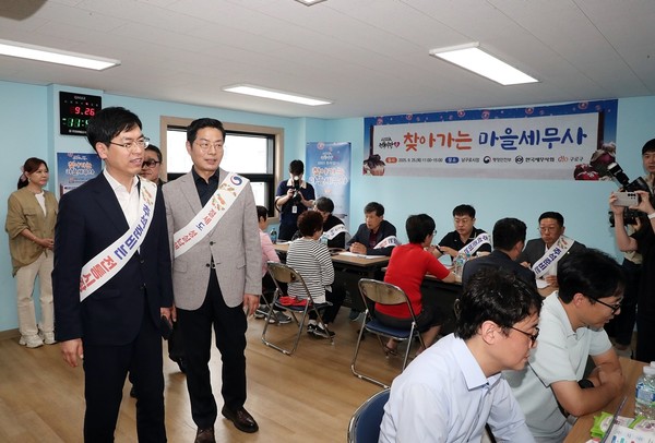 행정안전부 제공_구재이 한국세무사회장과 김민재 차관이 25일 오전 서울시 구로구시설관리공단에 마련된 마을세무사 상담소를 찾아 운영현황을 청취하고 향후 지원사항에 관한 의견을 나누고 있다.
