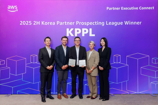 왼쪽부터 허정열 AWS 코리아 파트너 사업 총괄, 크리스 케이시(Chris Casey) AWS 아시아·태평양 및 일본(APJ) 파트너십 총괄, 장진환 스마일샤크 대표, 코리 브리스코(Corrie Briscoe) AWS 아시아·태평양 및 일본(APJ) 파트너 코어 총괄, 방희란 AWS 한국 파트너 세일즈 총괄