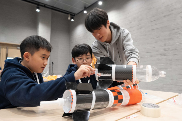 ‘Lift off, my NURI' 참여 학생들이 3단분리형 물로켓을 제작하고 있다