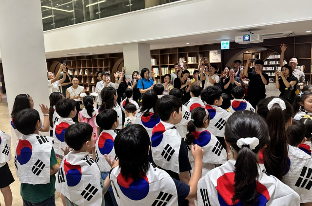 ‘2025 별바다 부산 나이트 페스타’ 만족도 1위 프로그램인 ‘부산근현대역사관 나이트 키즈 투어’를 즐기는 아이들