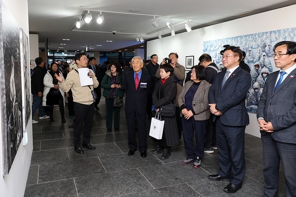 행정안전부 제공_윤호중 장관이 3일 오후 서울 용산구 민주화운동기념관에서 열린 민주화운동기념사업회 '빛의 연대기전' 전시 개막식에 참석하여 전시관을 관람하고 있다.