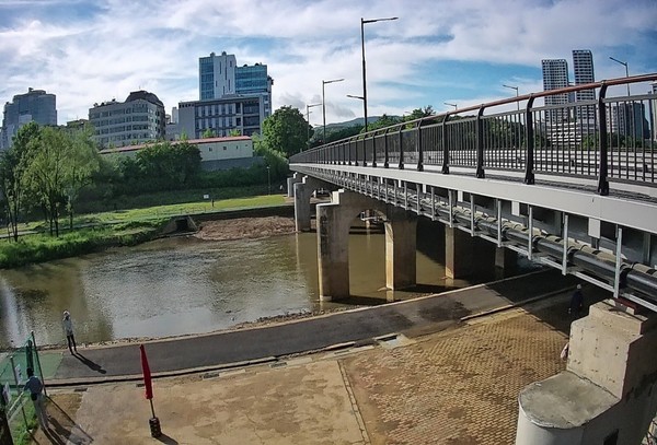 성남시 제공_보도교 신설 및 차도부 재포장을 완료한 서현교 현장 사진