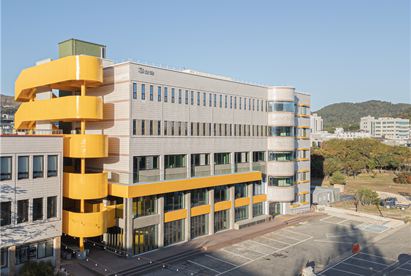 행정안전부 제공_밀양소통협력공간으로 새단장을 마친 옛 밀양대 강의동(건물외부는 최대한 보존)